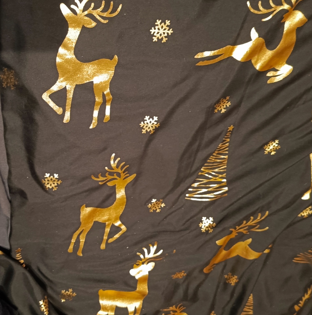 По черному фону золотые олени, ёлочки и ❄️ снежинки 