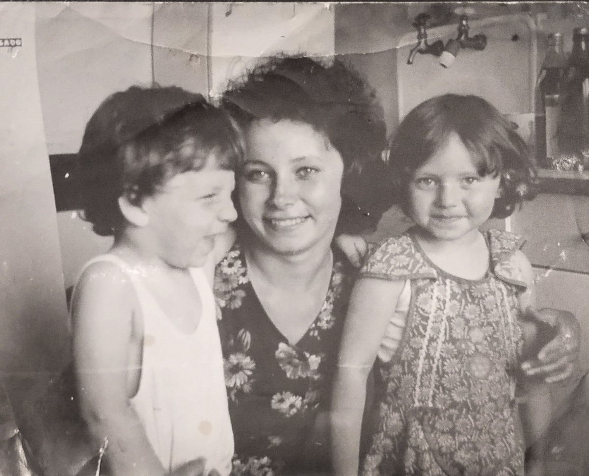 Мама, её крестник и я. Фото из личного архива