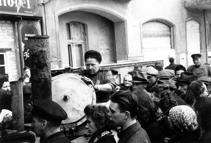 Раздача горячего питания на улицах Берлина. Из открытых источников