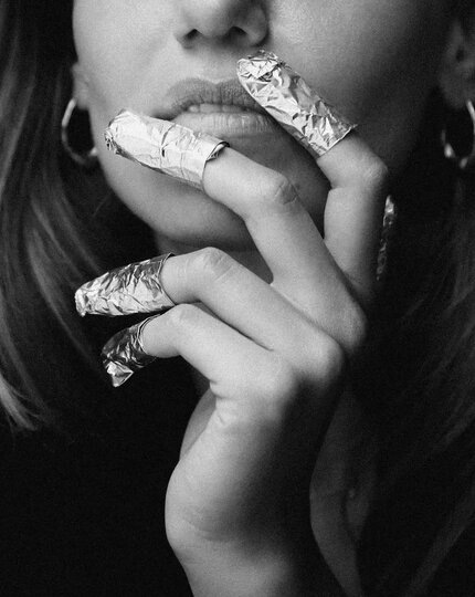    Гель-лак остаётся самым популярным видом маникюра, но нарушенная техника может ослабить ногти.соцсети @matejanova