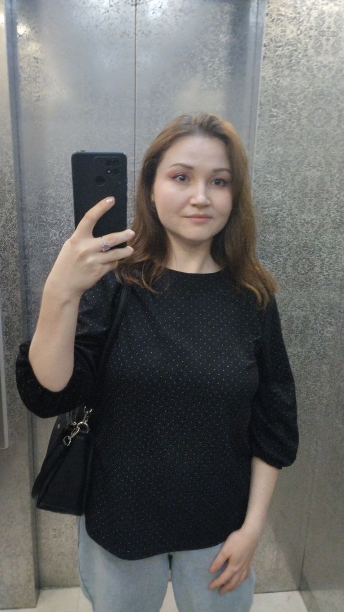 Вот так мои волосы выглядят через 30 минут пребывания на улице. И это не смотря на то, что ранее я использовала подходящий шампунь, бальзам, маску, сыворотку, высушила феном, вытягивая на брашинг и после выпрямила своим выпрямителем от Philips. Целый час манипуляций - и вот результат😅