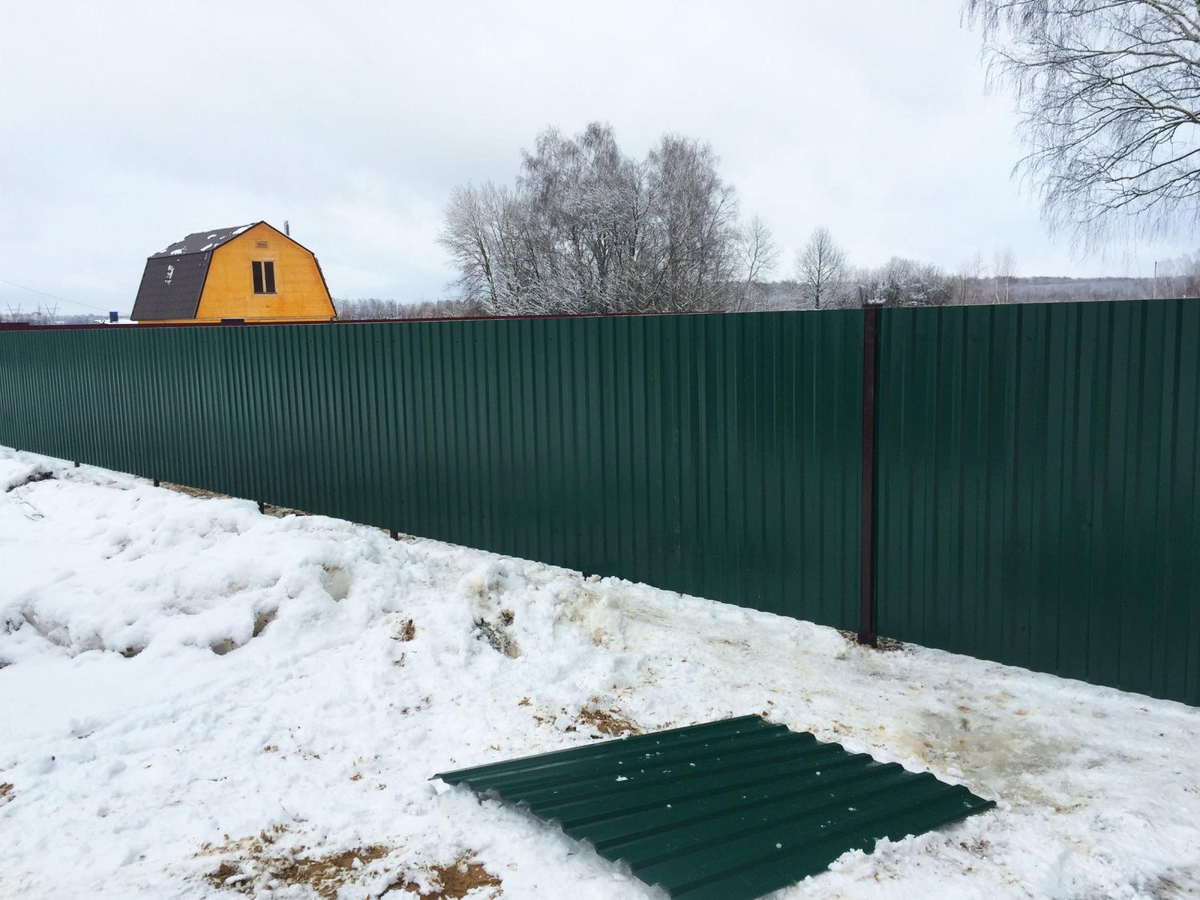 Забор-Фактор. Установка забора из металлического профлиста зимой. 