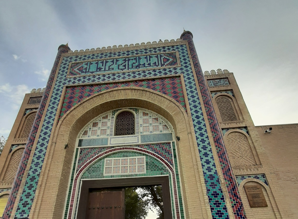 Каменные, а словно вышитые цветными нитками.