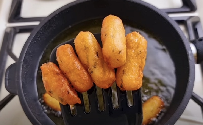 Картофельные сосиски: оригинальный способ преобразить пюре и зелень в необычный гарнир и сытную закуску