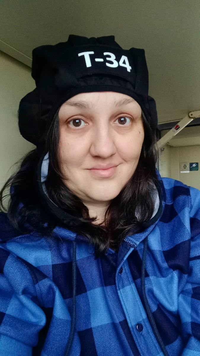 Сегодня ФК "Челябинск" в Воронеже поддерживали 10 болельщиков из этого города. На фото Анжела Кугейко.