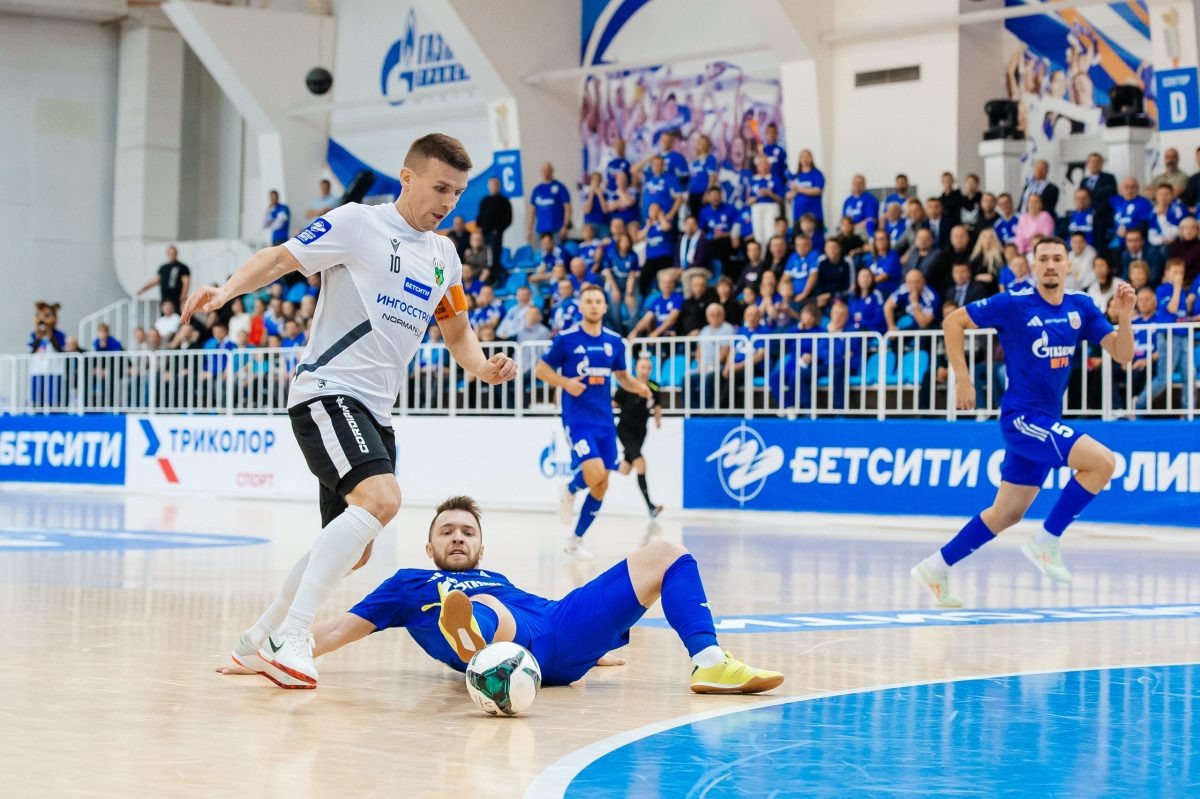    В атаке капитан торпедовцев Иван Обжорин, забивший один из мячей в ворота югорчан