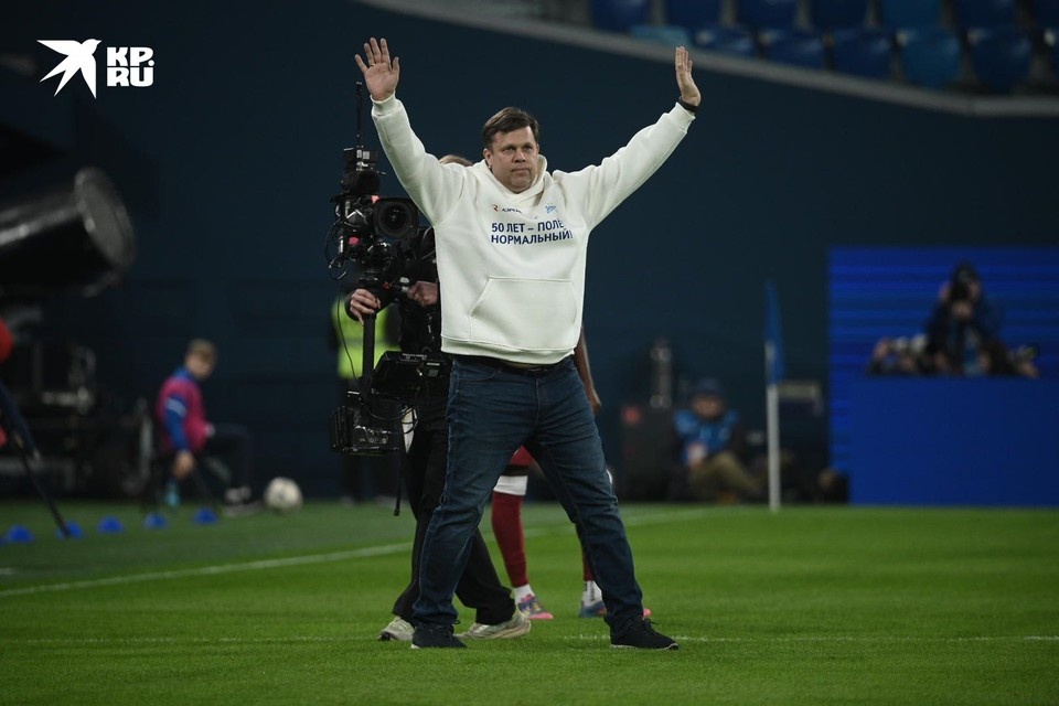    Перед игрой чествовали легенду клуба Владислава Радимова - ему исполнилось 50 лет! Алексей БУЛАТОВ