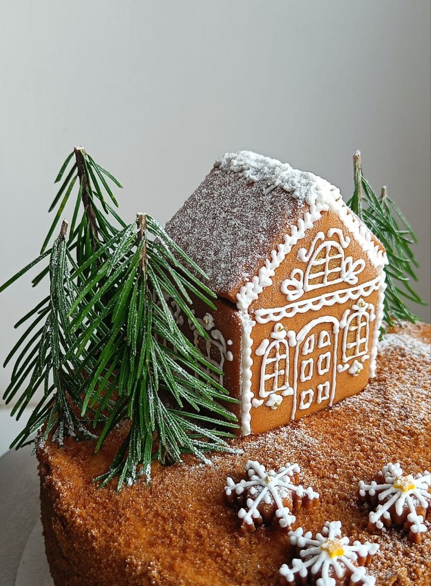 Новогодний торт с пряничным домиком, изготовлен Еленой. Астрахань. Новый год