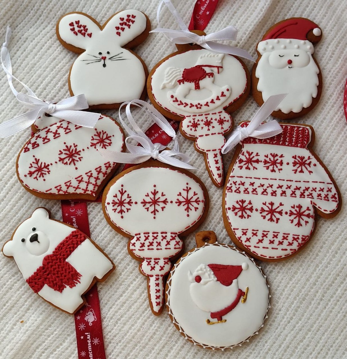 Все вместе — бело-красная гармония праздника, аромат корицы и новогоднего настроения