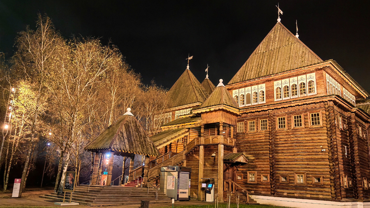 Дворец царя Алексея Михайловича - новодел, конечно, но впечатляет в любое время года. И огромная береза растет прямо из ступеней. Фото автора