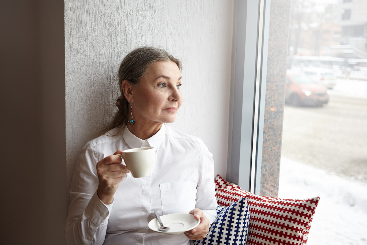 <a href="https://ru.freepik.com/free-photo/beautiful-middle-aged-female-with-gray-hair-blue-eyes-sitting-cafeteria-windowsill-enjoying-morning-coffee-holding-cup-looking-through-window-havign-thoughful-facial-expression_11202168.htm">Изображение от shurkin_son на Freepik</a>