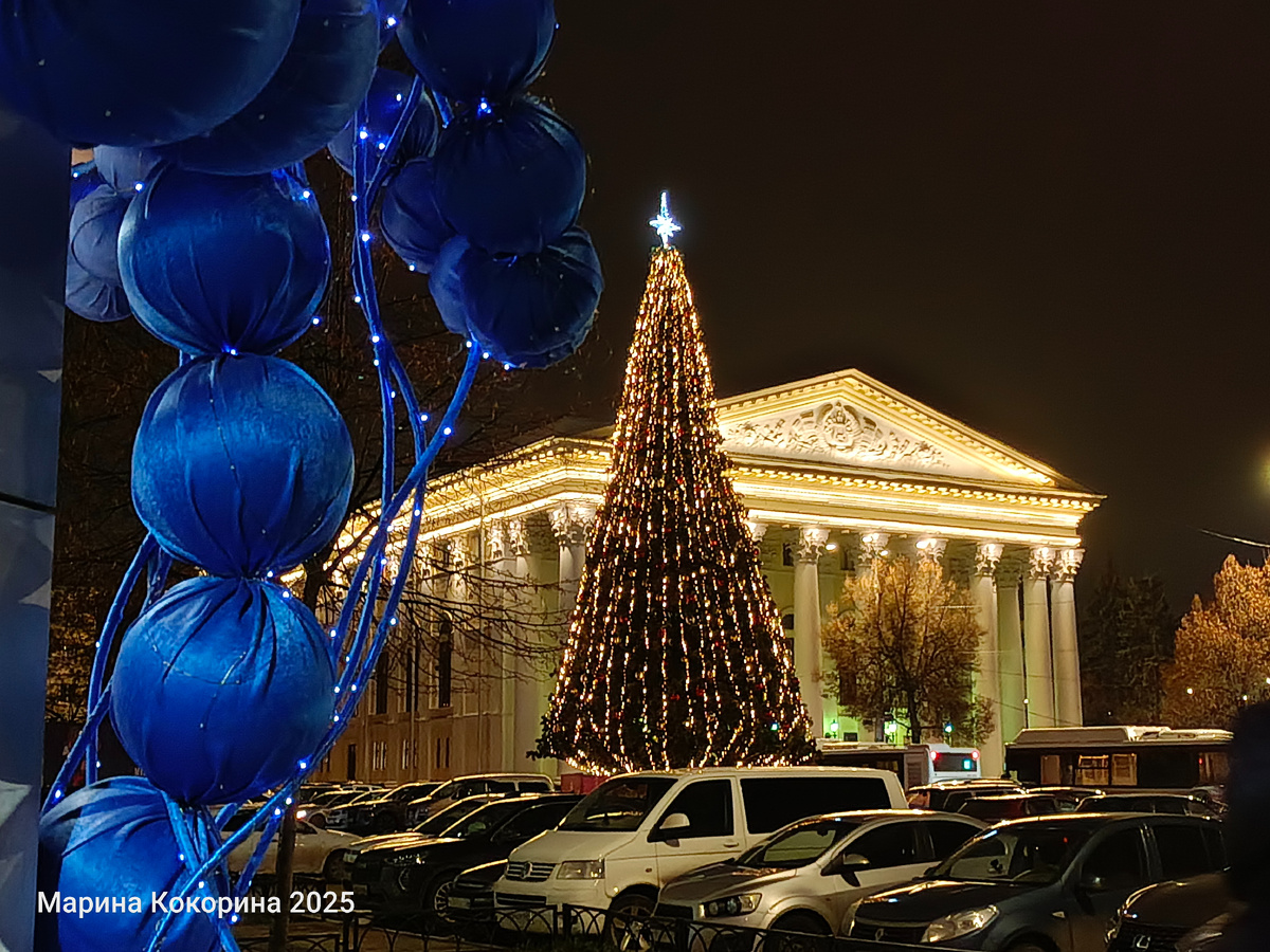 Новогодняя ель на Театральной площади