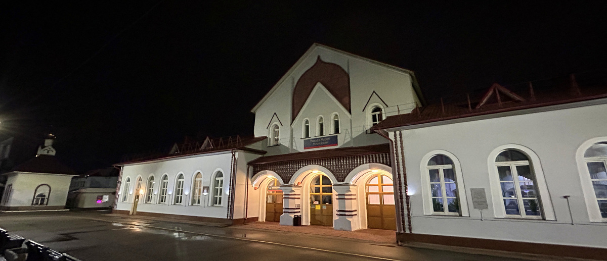 Железно-дорожный вокзал станции Муром-1 и часовенка