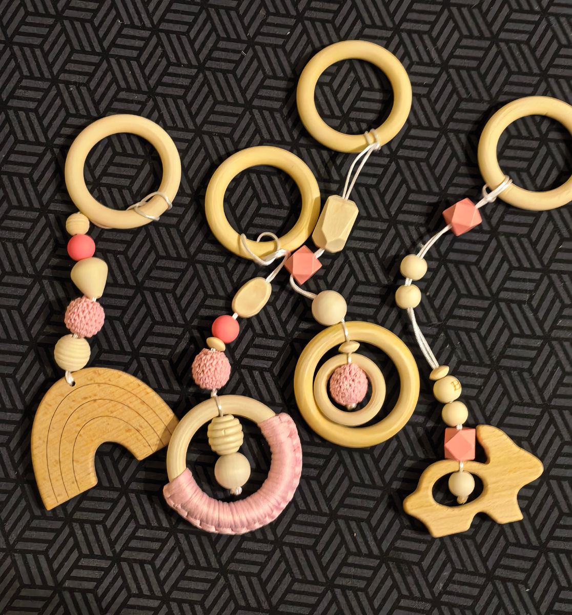 Игрушки подходящие под правила "Монтессори". Фото автора из личного архива.