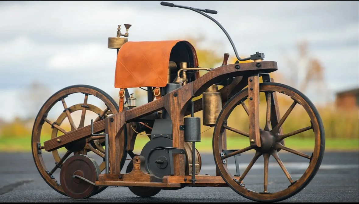 Daimler Reitwagen 1885 года — первый в мире мотоцикл с двигателем внутреннего сгорания. Это изобретение Готлиба Даймлера и Вильгельма Майбаха заложило основу для всех последующих мотоциклов.