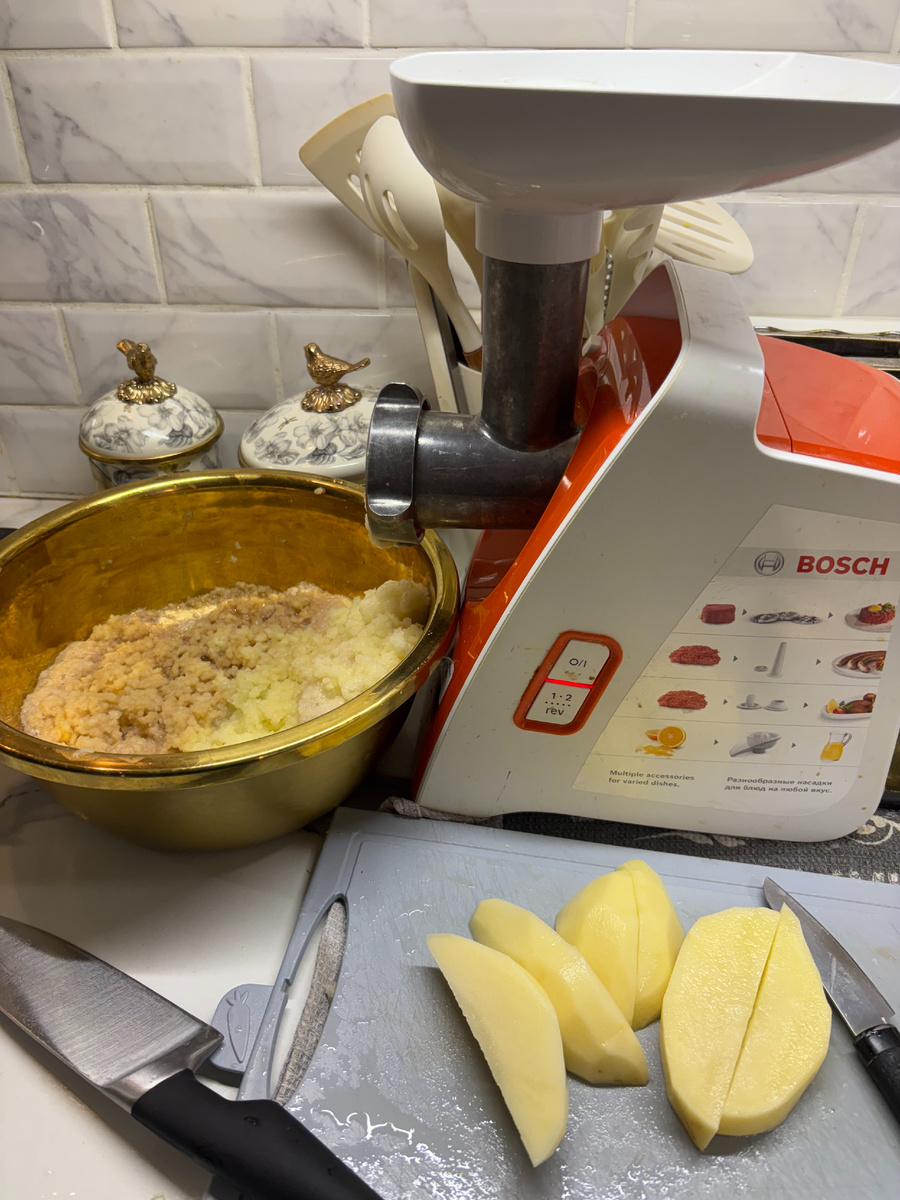 Комбайн можно заменить на терку с крупными или мелкими или крупными отверстиями.