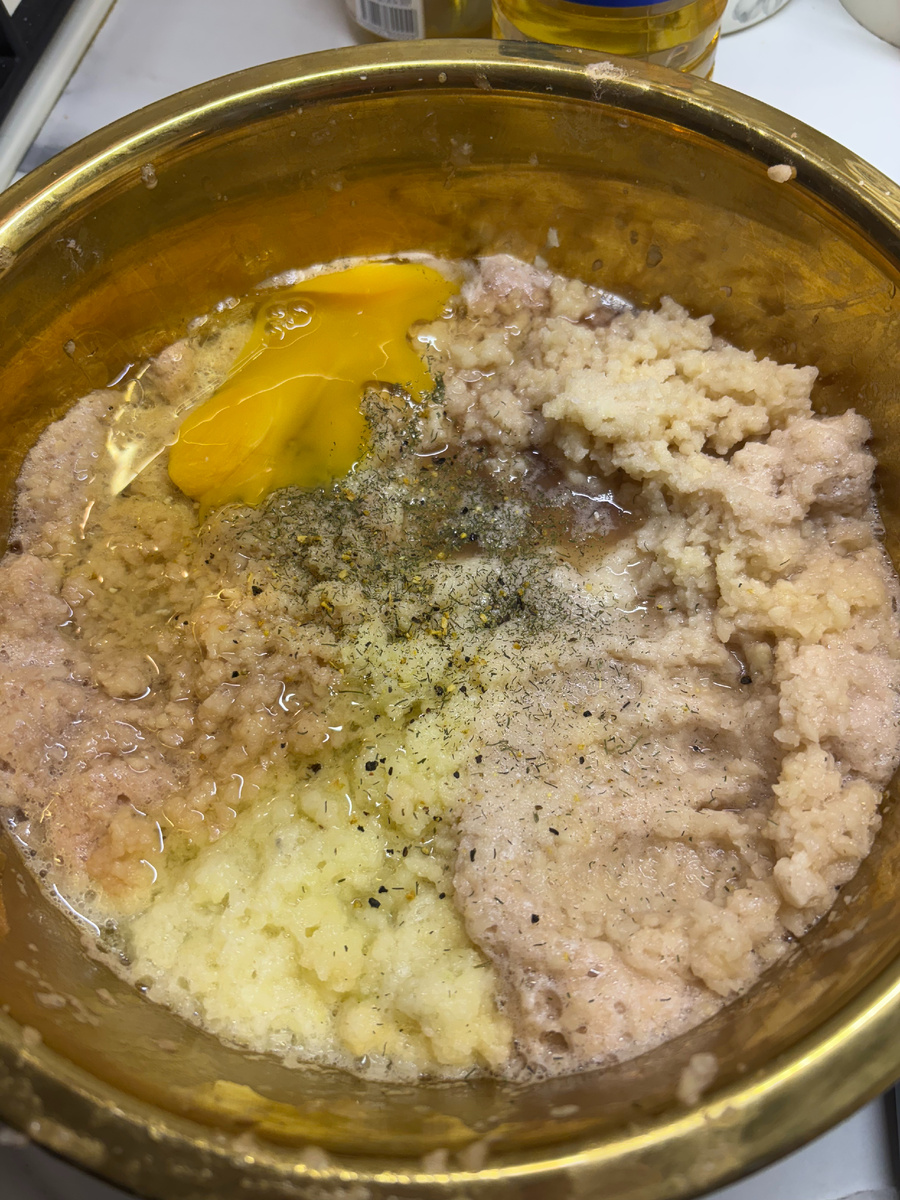 Картофель можно после натерания предварительно отжать, чтобы убрать лишнюю влагу.