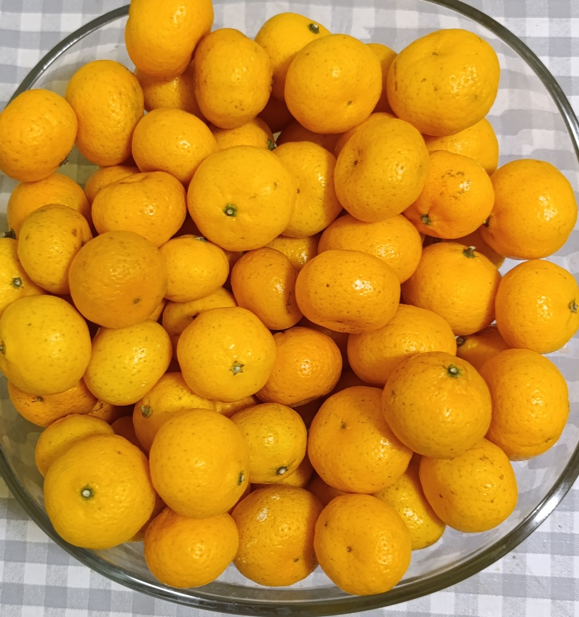 Мандарины, которые бэби или мини. Сейчас их сезон, мы их обожаем. Но эти кислые. Не зря такие дешёвые