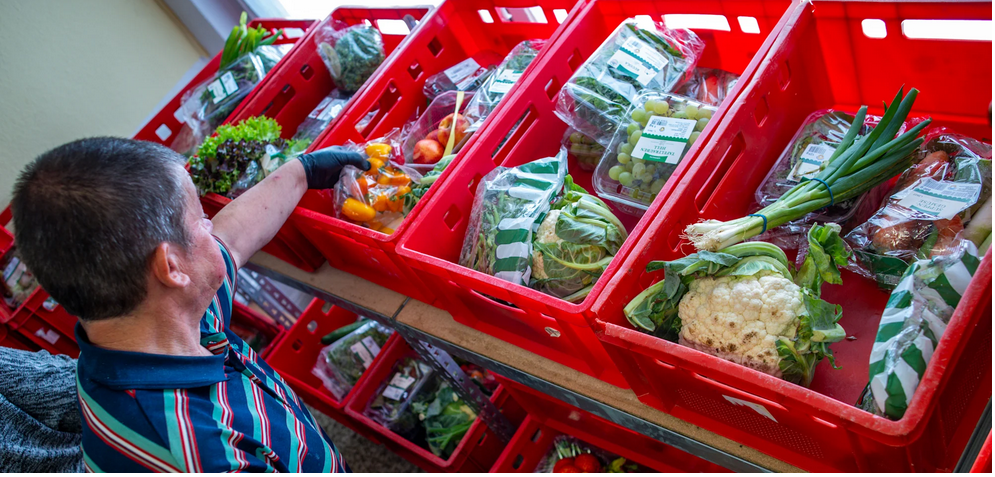«Мы не можем обслужить всех» — около четверти продовольственных банков ввели лист ожидания.