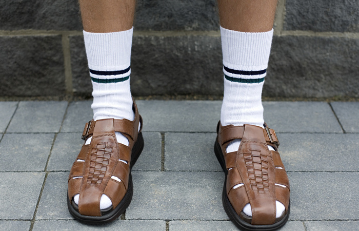 Сандалии с носками по сей день вызывает споры со стороны стилистов!
