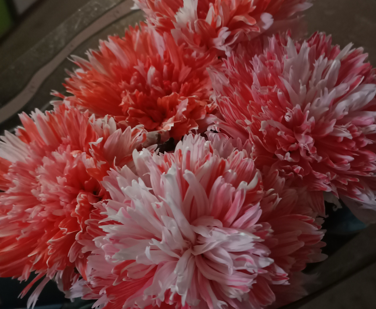 Вместо незабудок - любимые хризантемы. Их, кстати, принято дарить на материнский праздник в Австралии и Японии, в знак уважения к старшим))).