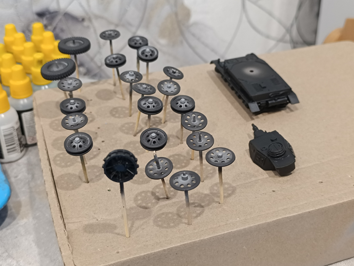 Заодно покрасил в базу Т-4 в 72 масштабе