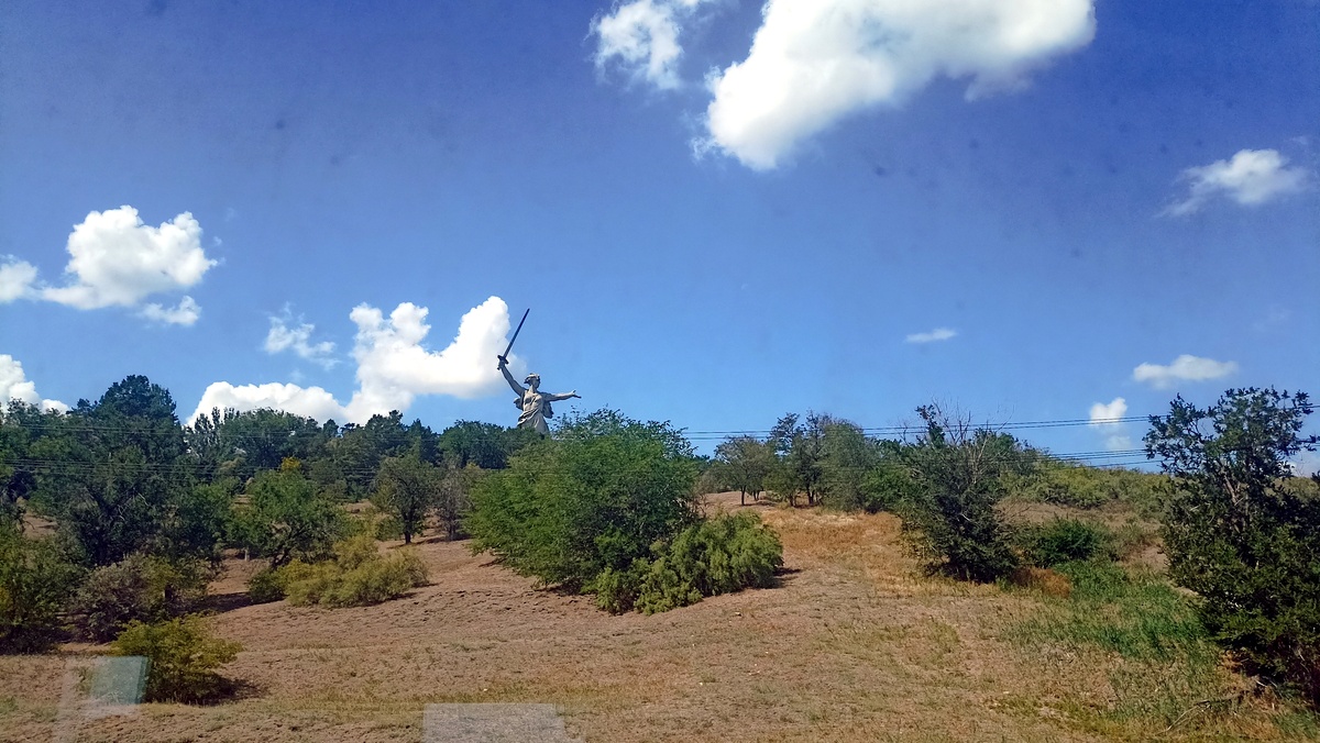 "Родина-мать" из окна поезда