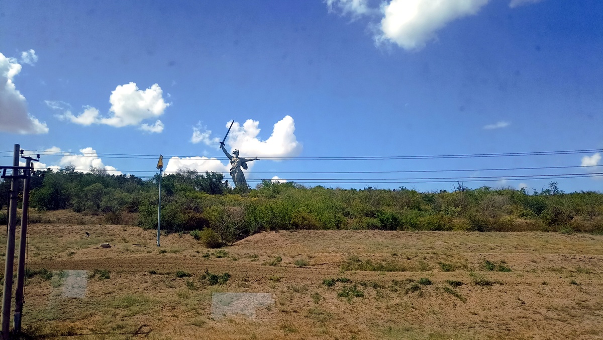 "Родина-мать" из окна поезда