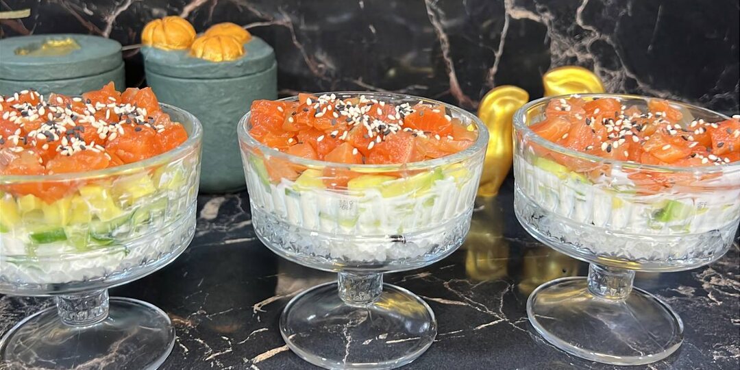 Суши салат с красной рыбой и авокадо на Новый год 2026