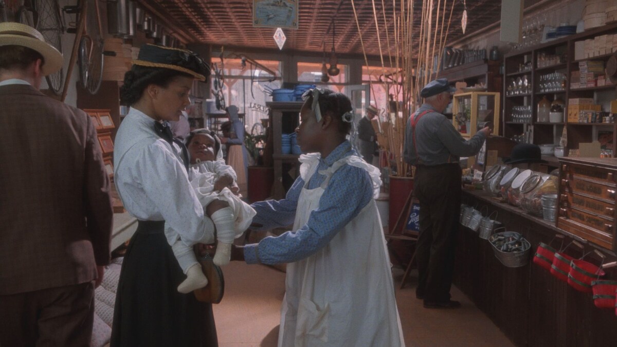 Женщины лишаются прав в фильме Стивена Спилберга «Цвет лиловых полей» буквально с самого рождения