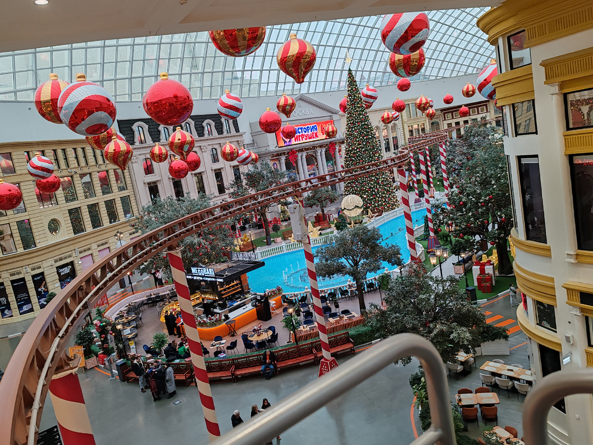 Передвигались в 4-хметсном вагончике по рельсу