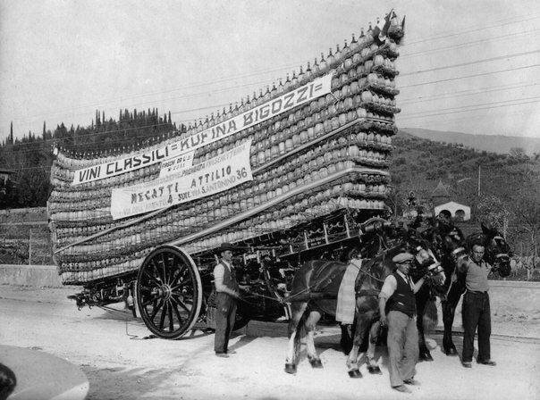  Перевозка партии из 2811 бутылок вина (по 2,5 литра в каждой) во Флоренции. Италия, 1935 год. Хорошо, бы алкашам бесплатно дать бутылку с тележки 😁 