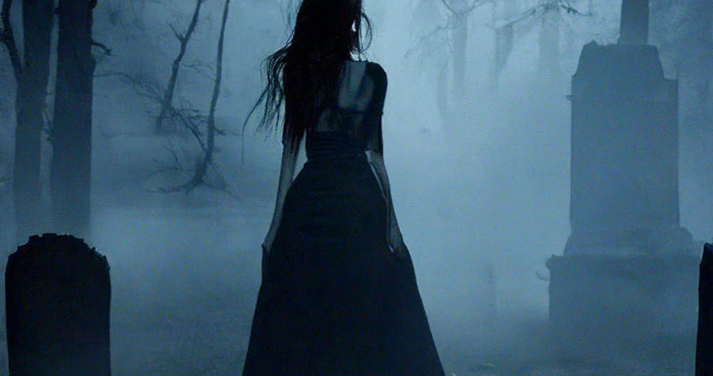 Страшные звуки на кладбище