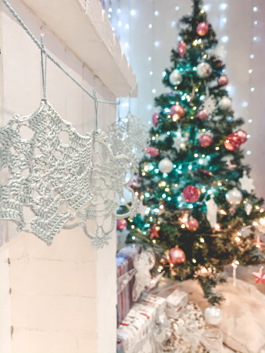 Это в доме. Камин сделала сама.