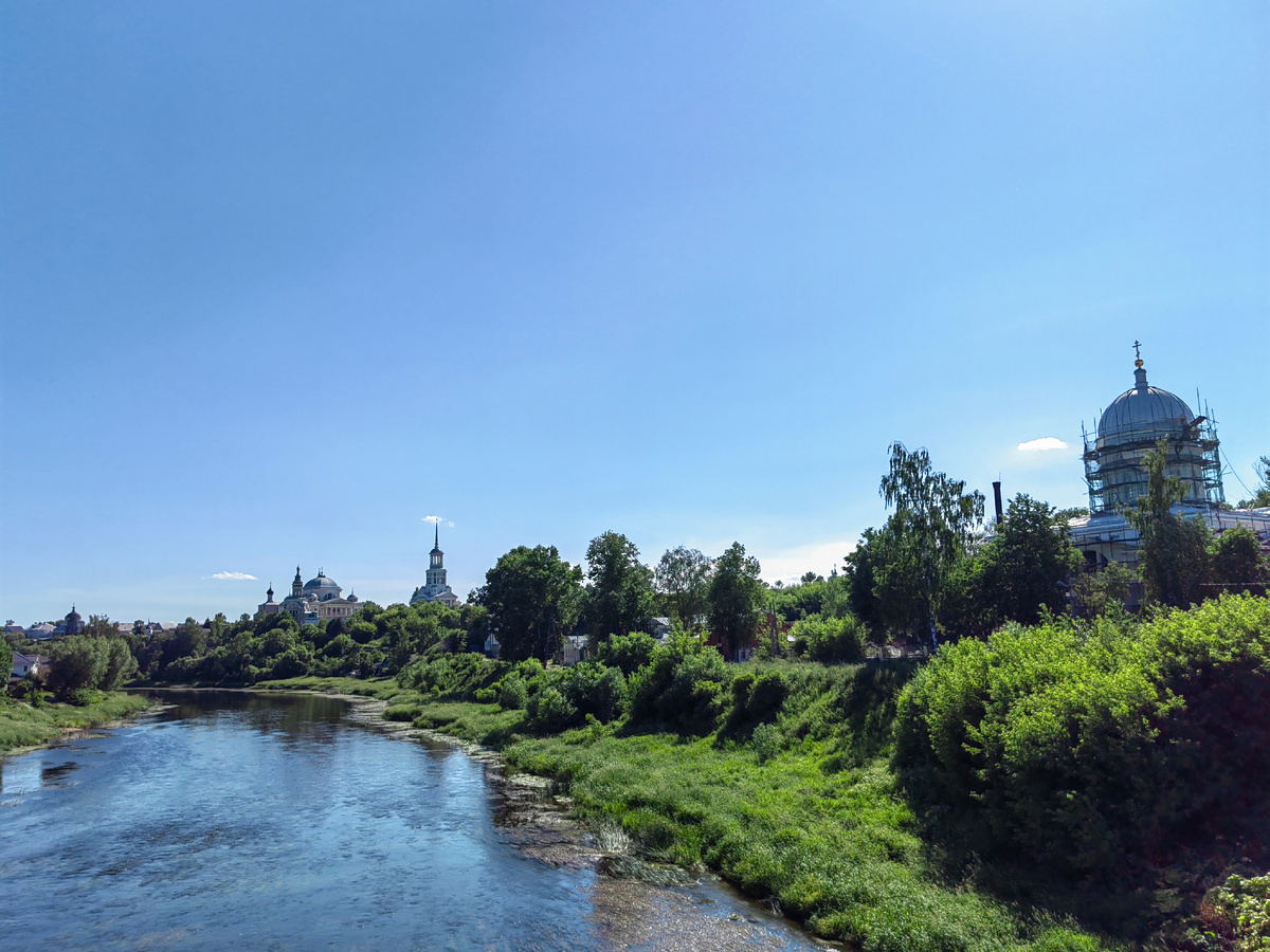 Вид на реку Тверцу и Борисоглебский монастырь.
