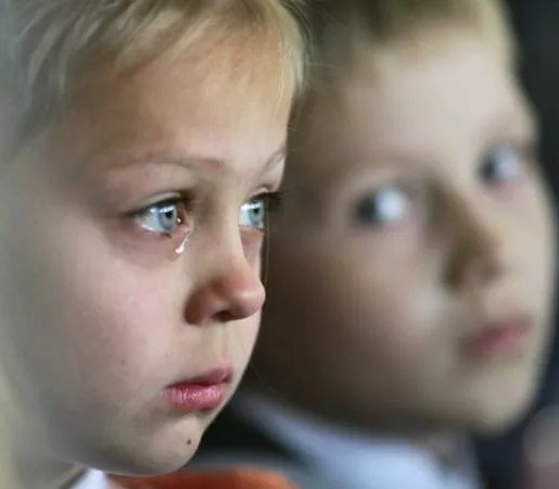 Дядя, не трогайте и не бейте её, - парнишка, прикрывал собой худенькую девочку. – Вы с виду нормаьный, а не насильник...