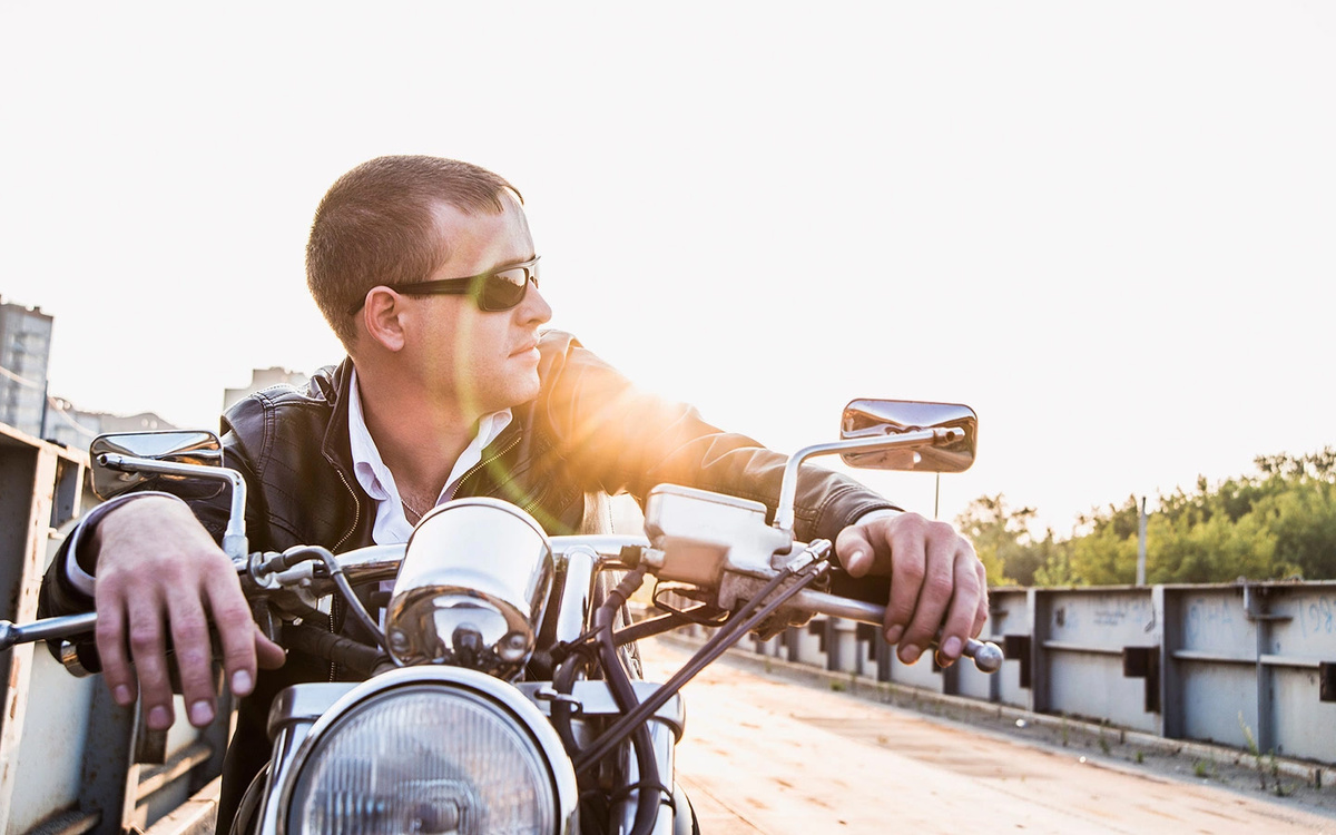 maradon 333 / Shutterstock / FOTODOM📷Согласно статье 12.6 КоАП РФ, штраф за езду без мотошлема и перевозку пассажиров без экипировки составляет 1,5 тыс. рублей