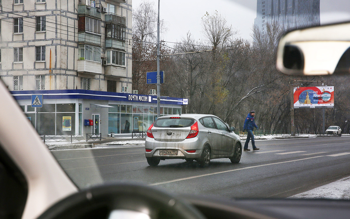 Полина Авдеева для РБК📷Непропуск пешехода на пешеходном переходе — серьезное нарушение ПДД и размер штрафа соответствующий: от 1,5 тыс. до 2,5 тыс. руб. на усмотрение инспектора ГИБДД