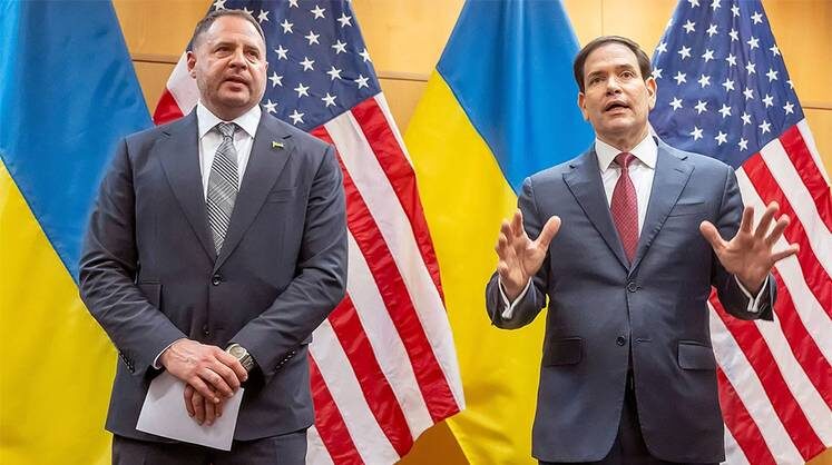    AP/TASS Экс-глава администрации президента Украины Андрей Ермак (слева) и глава Госдепа США Марко Рубио на пере говорах в Женеве