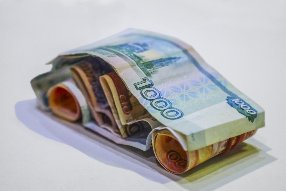    Будущим владельцам мощных привезенных иномарок придется заплатить пару миллионов рублей сбора. / Сергей Куксин