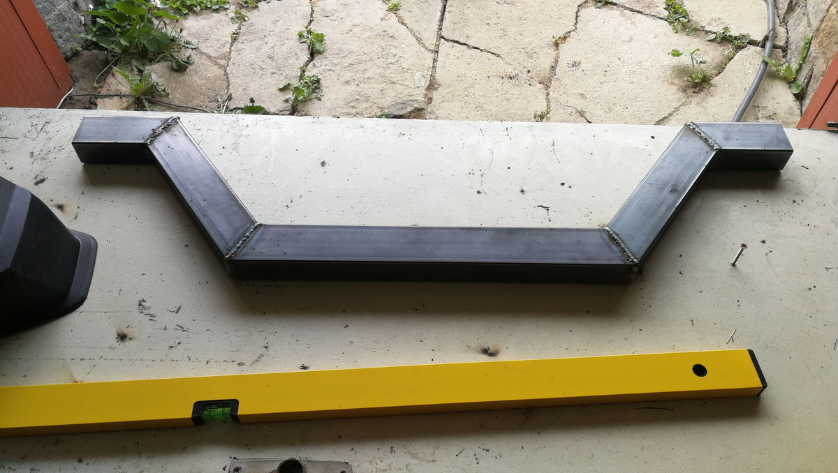 Это "зю" - неспроста, а элемент подвески. Листайте