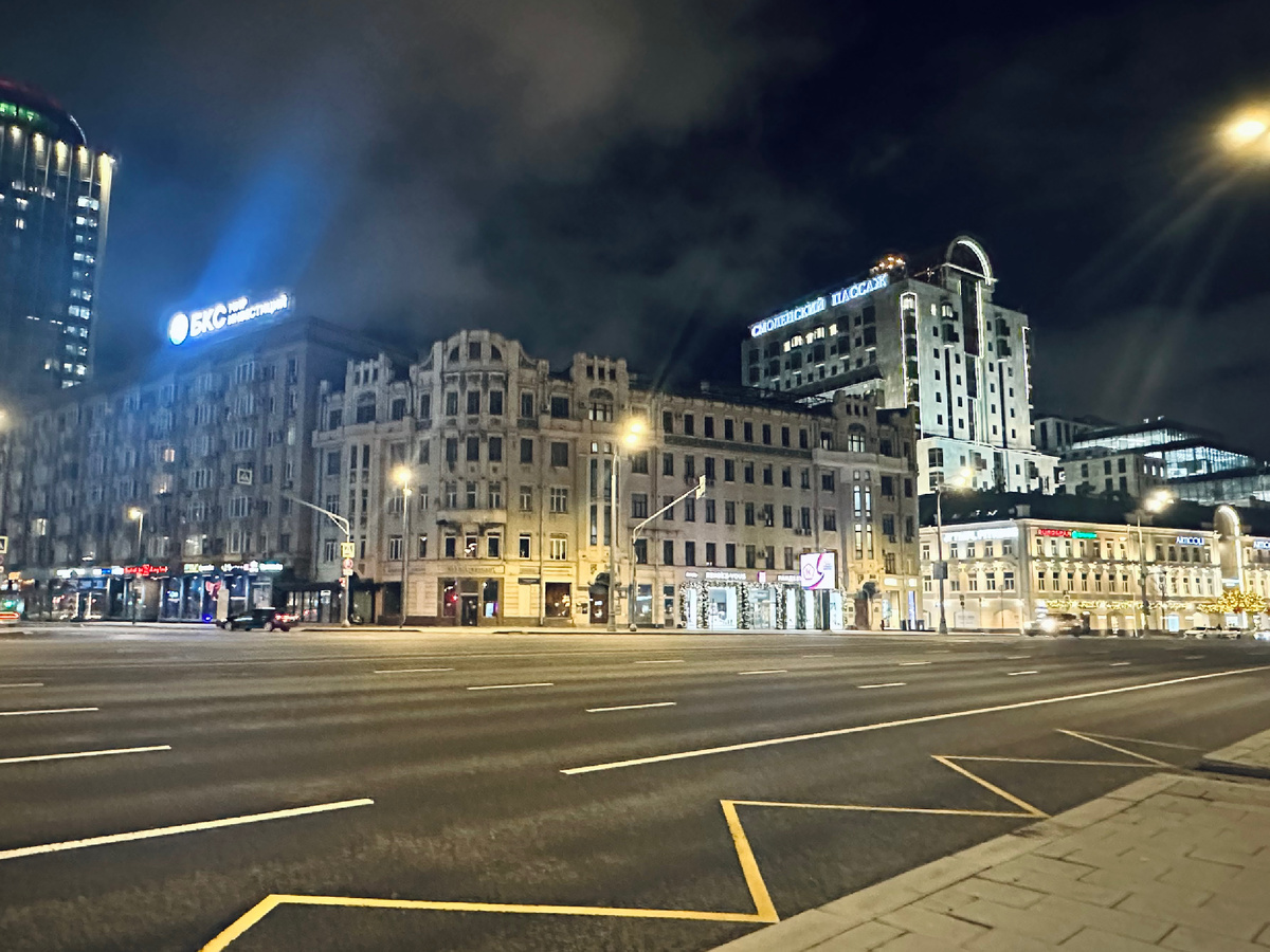 В ожидании такси. Насколько же все это мои места - куда ни посмотри! Наверное, за это я больше всего благодарна Москве - за мои воспоминания.