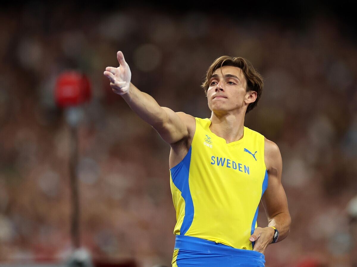    Дюплантис отпраздновал золото Олимпиады пародией на турецкого стрелка© Фото : Соцсети World Athletics