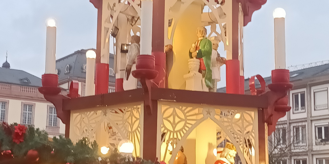 Лось- запевала на рождественском рынке