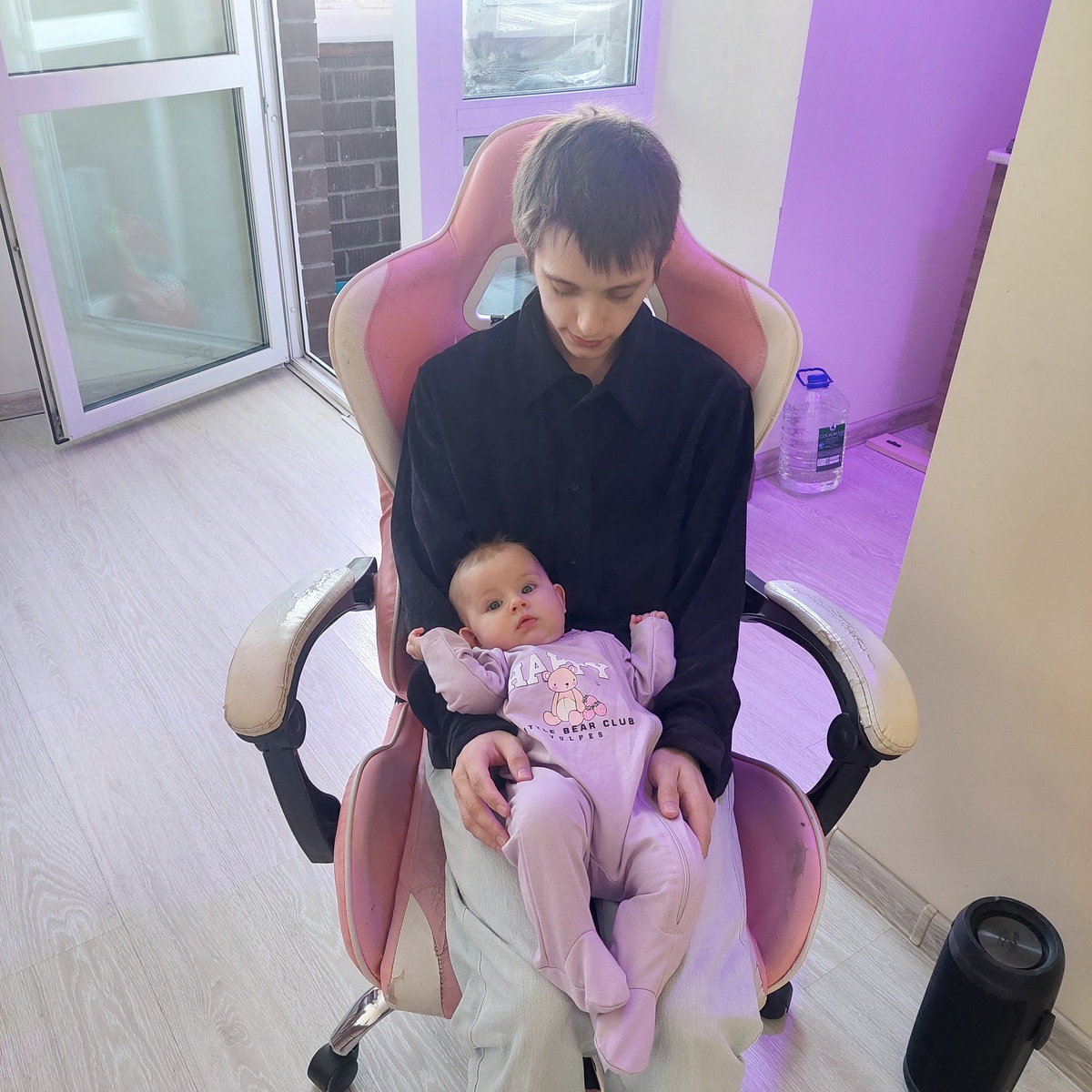 На коленях у старшего брата тоже неплохо.