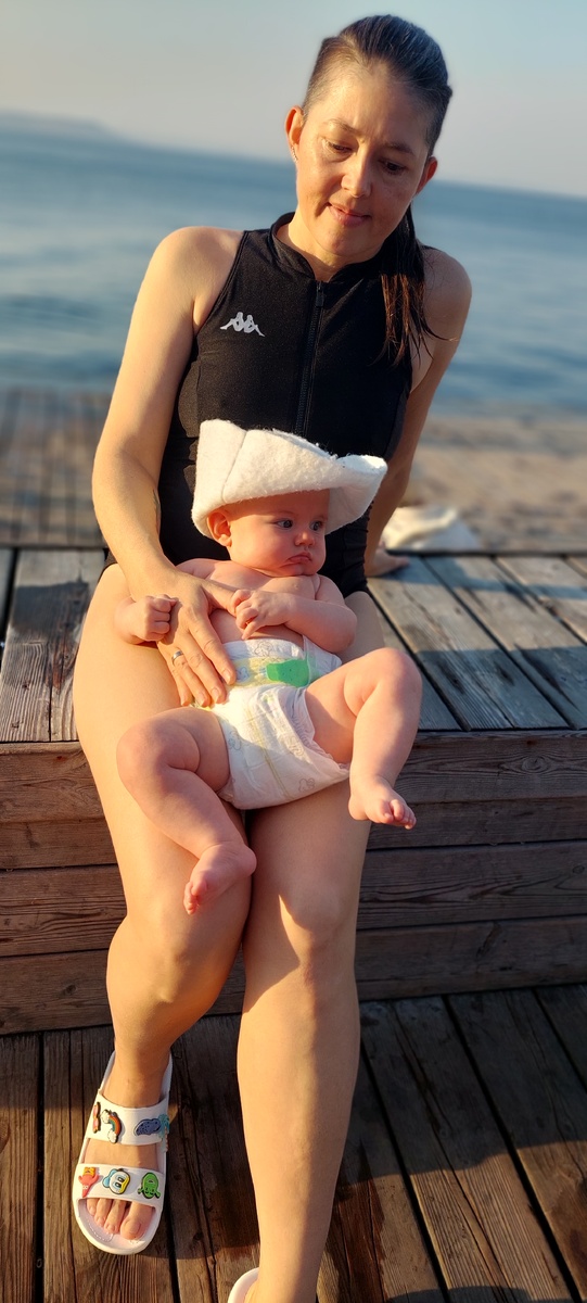 Говорят, застудим ребёнка, заболеет. На самом деле температура – это фактор окружающей среды, а не опасность. Посмотрите, Катерина лежит балдеет)))