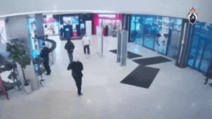    Кадры нападения подростка на охранника и двух полицейских в ТЦ Москвы. Видео: ТГ-канал СК России