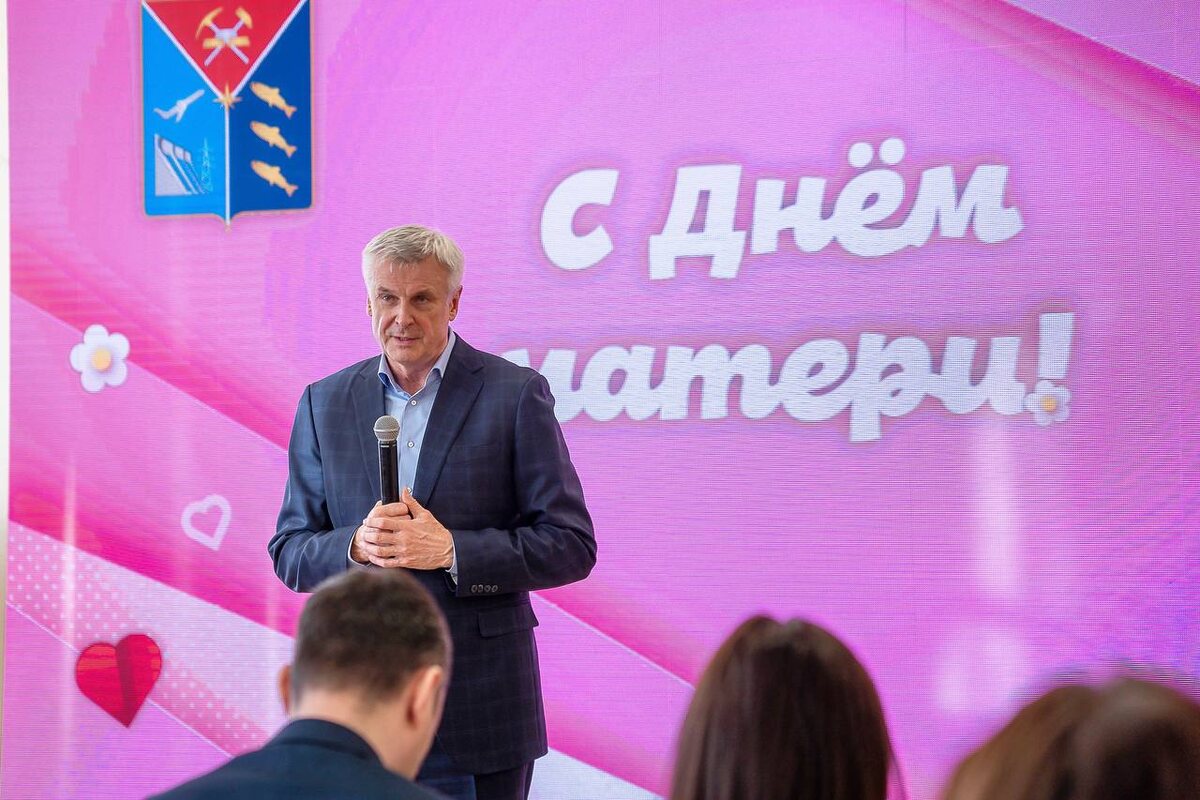   Сергей Носов поздравляет мам Колымы с праздником / Фото: телеграм канал Сергея Носова