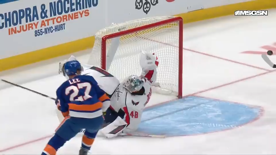  Шайба улетела вправо . Ли удивлен. фото: яндекс. 