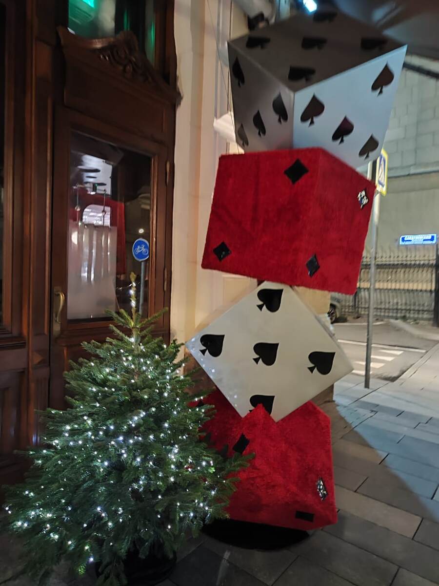 Такие маленькие елочки часто встречаются у магазинов 